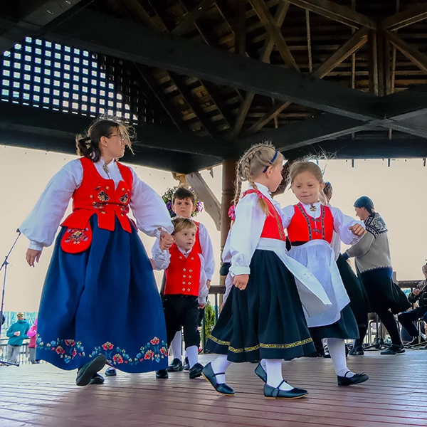 Leikarringen dancers Sons of Norway at Viking Fest